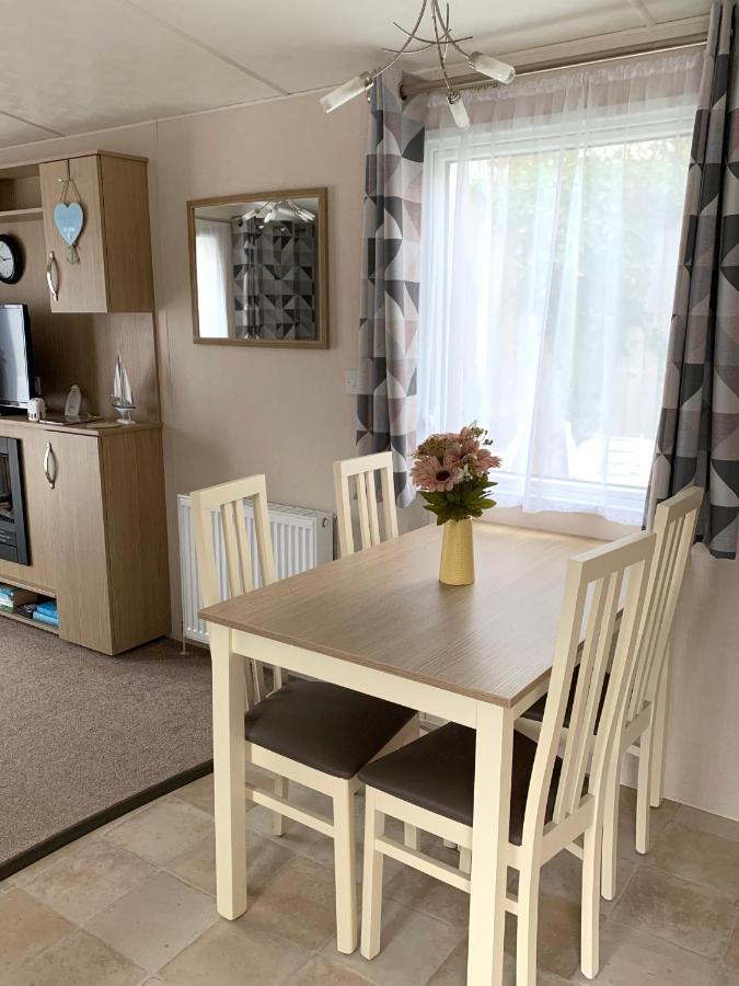 Mollys Retreat Pet Friendly Three Bed Caravan With Small Garden Newquay Bay Resort Quieter Area Of Park Esterno foto